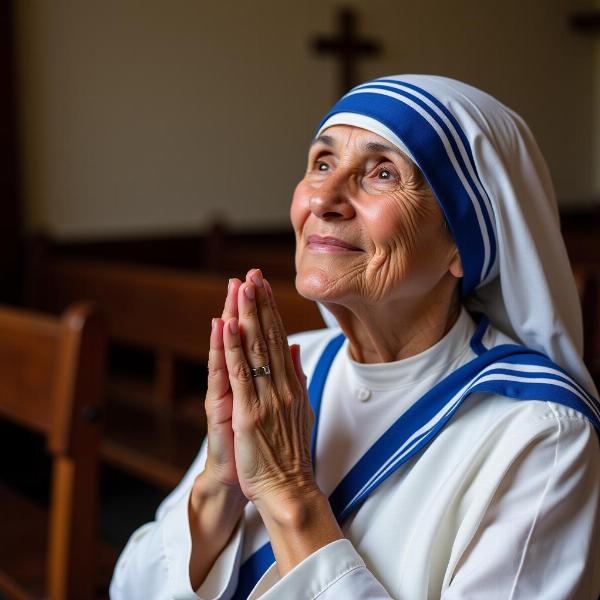 Madre Teresa prega con le mani giunte