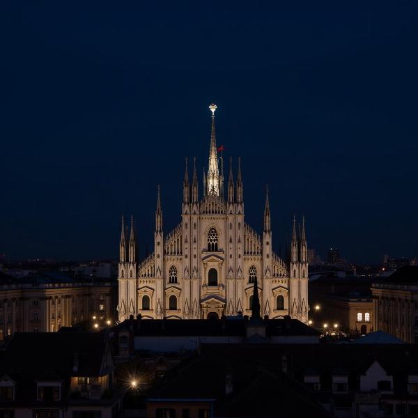 Buona notte con la Madonnina: Vista notturna tuyệt đẹp của Duomo di Milano với Madonnina lấp lánh.