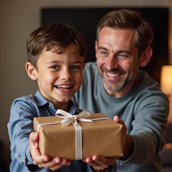 Auguri di compleanno figlio: Un padre consegna un regalo al figlio per il suo compleanno.